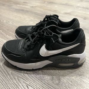 EUC NIKE Air Max Excee - Ladies Size 8. Black and White - Like new!